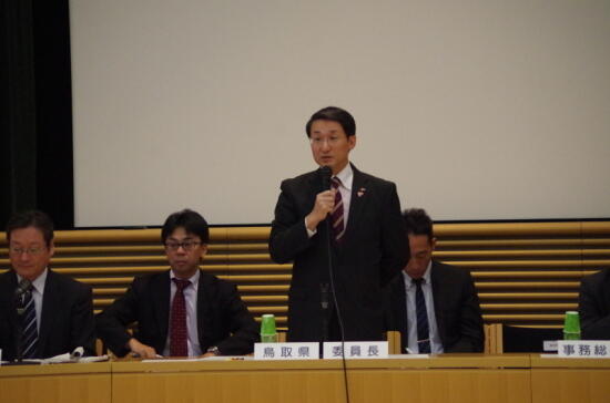 画像：平井委員長（鳥取県知事）